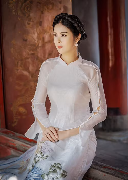 Xinh đẹp hơn sau 10 năm đăng quang, Ngọc Hân vẫn chọn hình ảnh kín đáo.