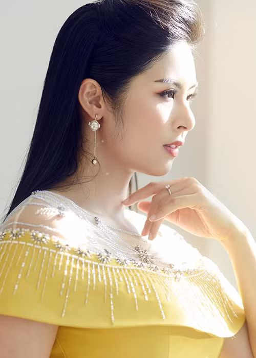 Người đẹp sinh năm 1989 rất hiếm khi mặc hở tạo.