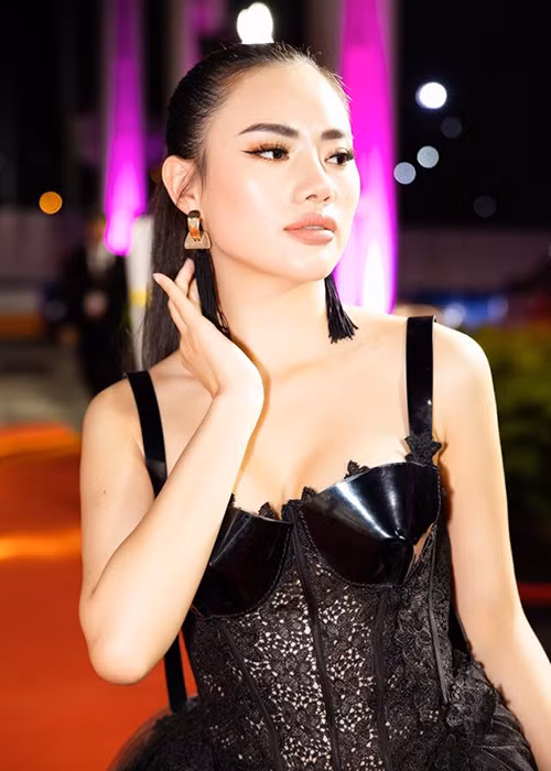 Hà Vi Vi đến nay vẫn là cái tên khá mờ nhạt trong làng giải trí.