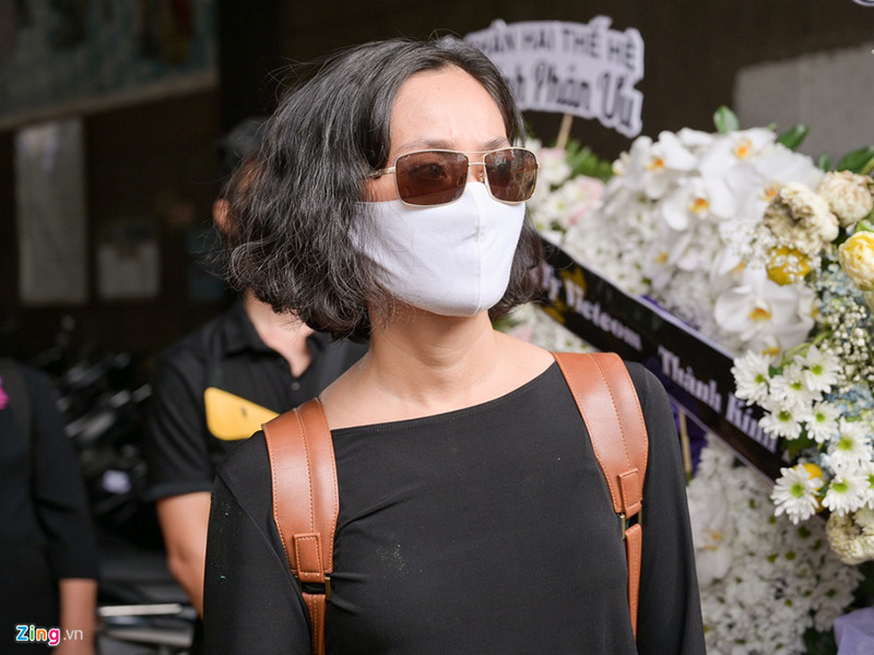 Diễn viên Hạnh Thúy tiễn đưa Mai Phương về nơi an nghỉ cuối cùng. Ảnh: Zing