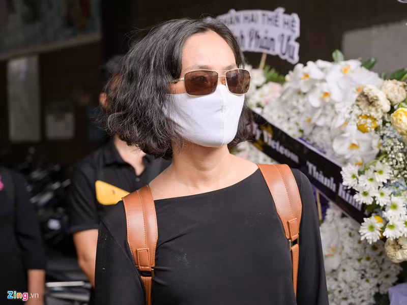 Diễn viên Hạnh Thúy tiễn đưa Mai Phương về nơi an nghỉ cuối cùng. Ảnh: Zing