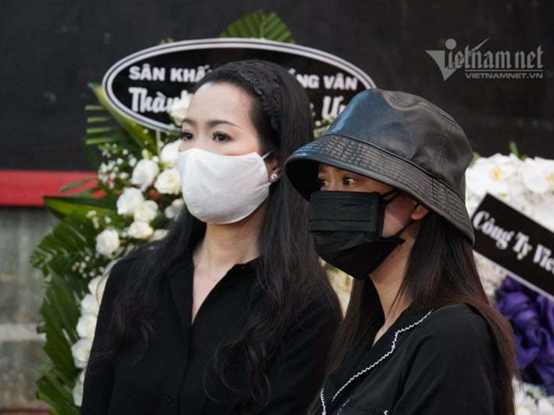 Trương Quỳnh Anh và Trịnh Kim Chi đến tiễn đưa Mai Phương ngày cuối. Ảnh: Vietnamnet