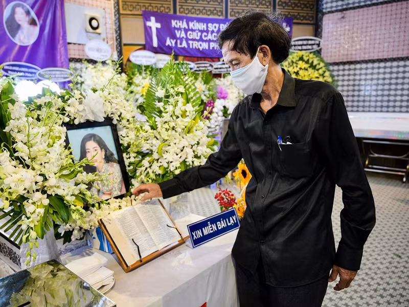 Gia đình, đồng nghiệp đau buồn tiễn đưa Mai Phương ngày cuối Gia dinh, dong nghiep dau buon tien dua Mai Phuong ngay cuoi