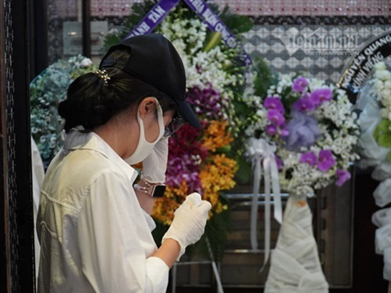 Ốc Thanh Vân bật khóc trong ngày cuối đưa tiễn Mai Phương. Ảnh: Vietnamnet