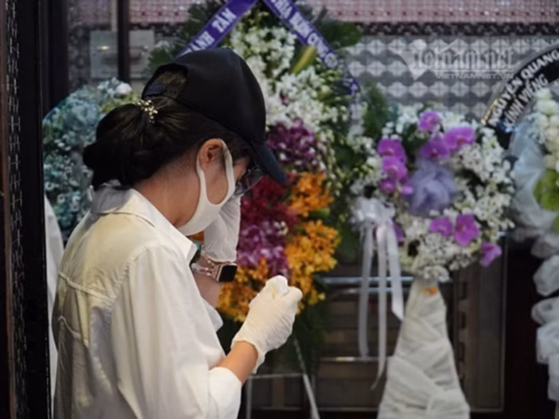 Ốc Thanh Vân bật khóc trong ngày cuối đưa tiễn Mai Phương. Ảnh: Vietnamnet