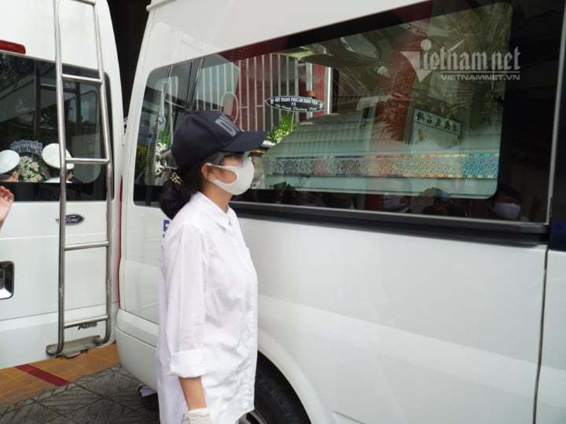 Ốc Thanh Vân ra tận xe tang tiễn đưa Mai Phương. Ảnh: Vietnamnet