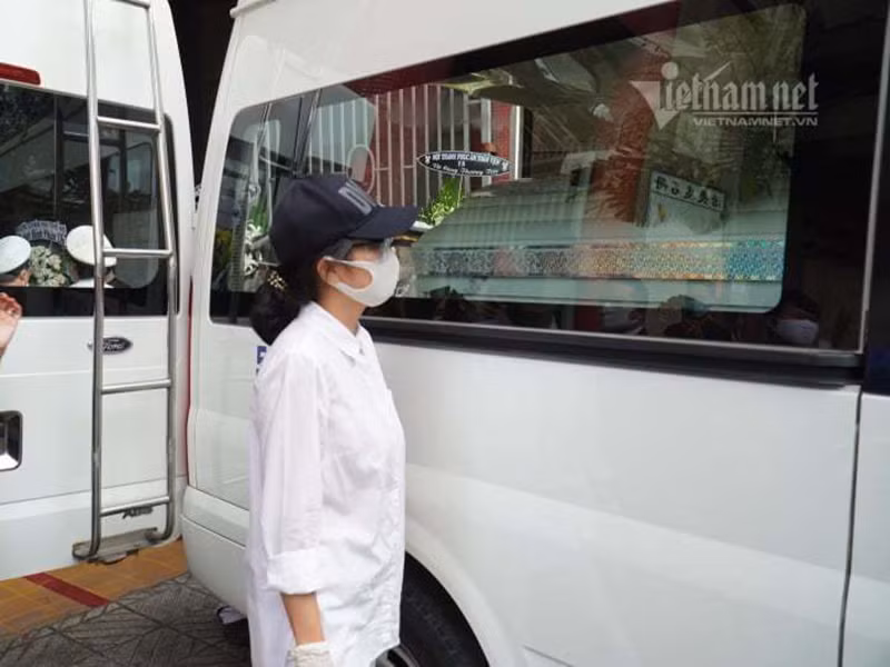 Ốc Thanh Vân ra tận xe tang tiễn đưa Mai Phương. Ảnh: Vietnamnet
