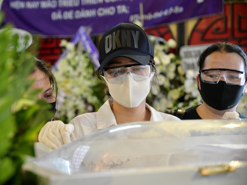 Ốc Thanh Vân luôn quan tâm, chăm sóc Mai Phương. Khi Mai Phương qua đời, Ốc Thanh Vân rất đau lòng: "Giờ thì ngủ thôi em ạ. Không phải nhọc hết sức mà dậy nữa. Chị đã thương em thì sẽ mãi thương em. Em tôi, Mai Phương". Ảnh: Zing