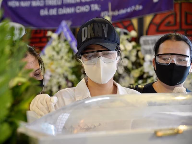 Ốc Thanh Vân luôn quan tâm, chăm sóc Mai Phương. Khi Mai Phương qua đời, Ốc Thanh Vân rất đau lòng: "Giờ thì ngủ thôi em ạ. Không phải nhọc hết sức mà dậy nữa. Chị đã thương em thì sẽ mãi thương em. Em tôi, Mai Phương". Ảnh: Zing