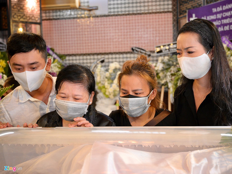 Trịnh Kim Chi nhắn nhủ Mai Phương rằng các đồng nghiệp sẽ thay cô quan tâm và bảo vệ bé Lavie - cô con gái 7 tuổi của Mai Phương. Ảnh: Zing