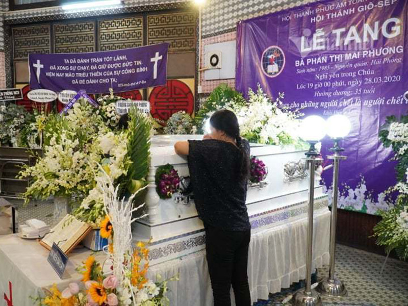 Mẹ của Mai Phương lặng người trong tang lễ. Ảnh: Vietnamnet