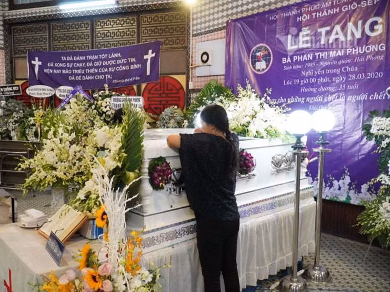 Mẹ của Mai Phương lặng người trong tang lễ. Ảnh: Vietnamnet