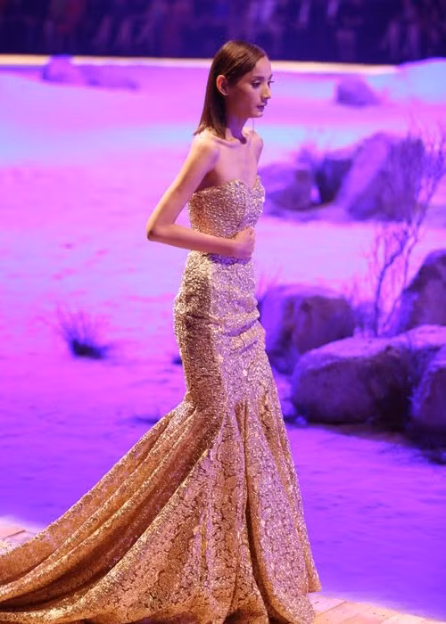 Năm 2014, Lê Thúy gần như ngất xỉu trong một show diễn của NTK Đỗ Mạnh Cường. Có người đồn đoán trò cưng của Đỗ Mạnh Cường bị chơi ngải.