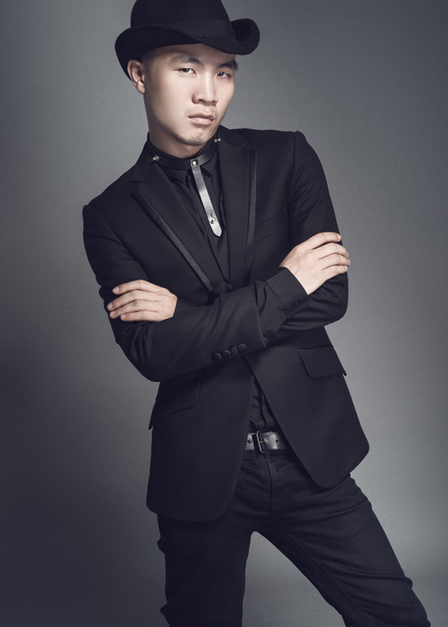 "Tưởng dùng bùa ngải để hại người mà sống yên thân được sao? Hôm nay đau muốn chết, nhưng trời vẫn còn thương tôi lắm. Tôi sẽ cố sống để coi cái ngày mấy người bị bùa ngải quật lại thì sẽ như thế nào”, nhà thiết kế họ Đỗ viết.