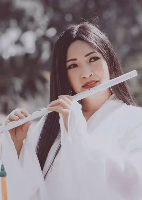 “Ngay trước khi diễn ra Mưa show, tôi thấy vòng một của mình to một cách bất thường và không thể ngủ được vì tức ngực. Có lúc giọng khản đặc không hát được ra hơi, toàn tiếng gió, một nốt cao cũng không lên được", Phương Thanh kể.