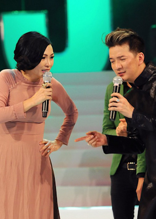 Phương Thanh lại từng chỉ đích danh bị mẹ con Đàm Vĩnh Hưng chơi ngải. "Tôi biết tôi bị bùa, ngải là do bạn và mẹ bạn chơi tôi. Mà cái này là ném đá dấu tay và không có bằng chứng nên chơi qua chơi lại là huề”, cô nói.