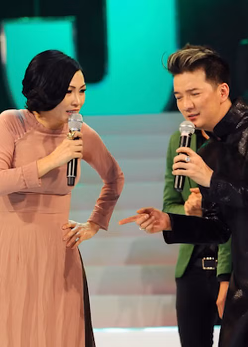 Phương Thanh lại từng chỉ đích danh bị mẹ con Đàm Vĩnh Hưng chơi ngải. "Tôi biết tôi bị bùa, ngải là do bạn và mẹ bạn chơi tôi. Mà cái này là ném đá dấu tay và không có bằng chứng nên chơi qua chơi lại là huề”, cô nói.