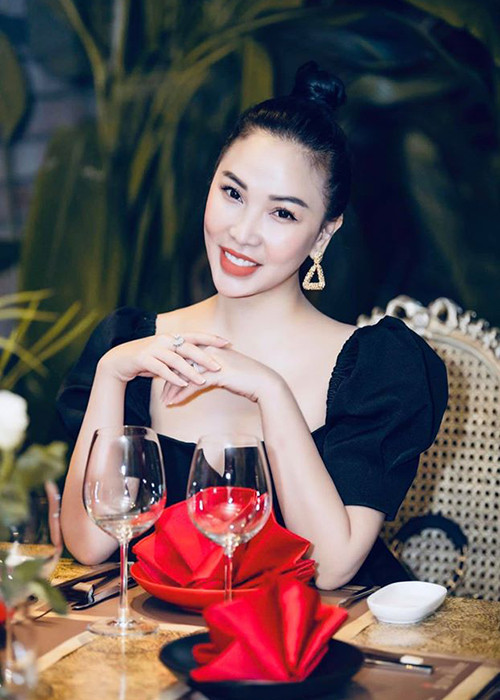 Năm 2015, người mẫu Quỳnh Thư bất ngờ chia sẻ bản thân bị kẻ xấu chơi ngải khiến cô luôn u buồn, tinh thần chán nản, yếu đuối, có thể khóc, tức giận bất kì lúc nào. Vì tâm trạng thất thường, Quỳnh Thư còn bị bạn bè, người thân xa lánh.