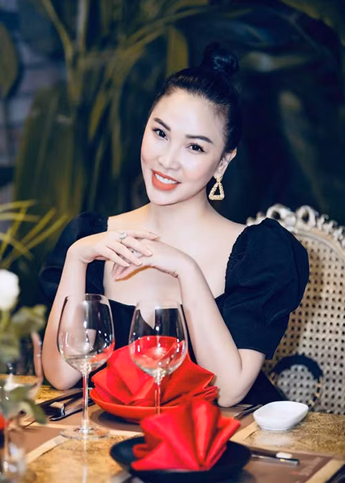 Năm 2015, người mẫu Quỳnh Thư bất ngờ chia sẻ bản thân bị kẻ xấu chơi ngải khiến cô luôn u buồn, tinh thần chán nản, yếu đuối, có thể khóc, tức giận bất kì lúc nào. Vì tâm trạng thất thường, Quỳnh Thư còn bị bạn bè, người thân xa lánh.