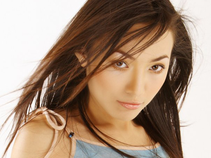 Tinna Tình là một trong số những sao Việt khẳng định bản thân bị chơi ngải. Trong cuốn tự truyện, nữ ca sĩ cho biết, năm 2009, sức khỏe của cô bị sa sút trầm trọng, đêm không ngủ được vì có cảm giác như ngàn mũi kim đâm vào cơ thể.