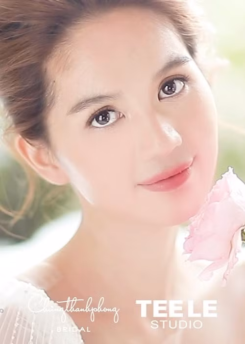 NTK Chung Thanh Phong mới đây đăng tải clip Ngọc Trinh chụp ảnh trong trang phục váy cưới.