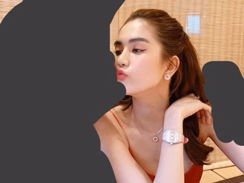 Chân dài gốc Trà Vinh được cho là đang hẹn hò trai trẻ sau khi úp mở bó hồng ngày Valentine và hình ảnh bên một người cô gọi là "cậu gấu".