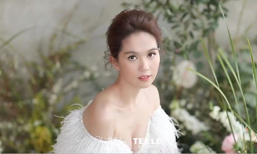 Hình ảnh Ngọc Trinh diện một mẫu váy khoe vòng một trễ nải.