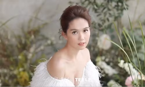 Hình ảnh Ngọc Trinh diện một mẫu váy khoe vòng một trễ nải.