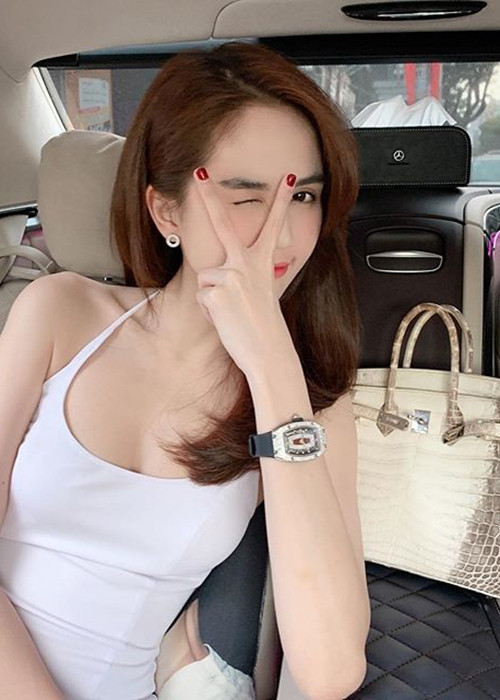 Từng muốn kết hôn trước độ tuổi 30, Ngọc Trinh hiện tại không còn quan trọng chuyện lấy chồng, sinh con. Trong cuộc phỏng vấn trên Vietnamnet, người đẹp cho biết điều cô quan tâm nhất vẫn là cuộc sống của mình có hạnh phúc hay không, có kiếm được nhiều tiền không.