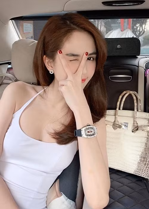 Từng muốn kết hôn trước độ tuổi 30, Ngọc Trinh hiện tại không còn quan trọng chuyện lấy chồng, sinh con. Trong cuộc phỏng vấn trên Vietnamnet, người đẹp cho biết điều cô quan tâm nhất vẫn là cuộc sống của mình có hạnh phúc hay không, có kiếm được nhiều tiền không.