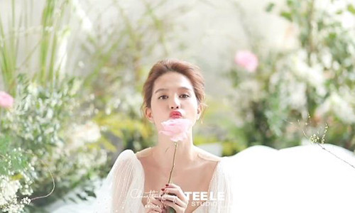 Chân dài gốc Trà Vinh hóa cô dâu gợi cảm.