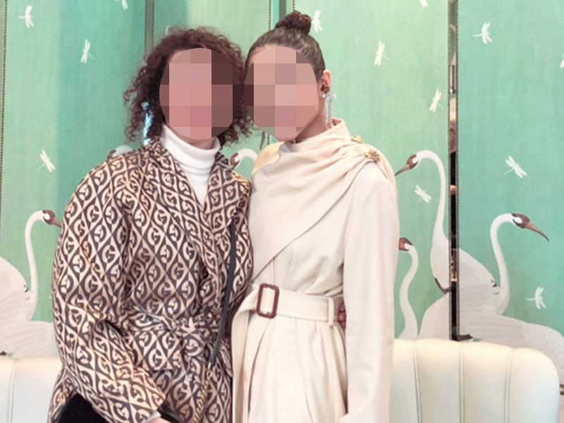 N.N (phải), chị gái của bệnh nhân thứ 17 nhiễm Covid-19 ở Việt Nam, là người đầu tiên trong ngành công nghiệp thời trang được xác định dương tính với virus Corona chủng mới (SARS-CoV-2). Trước đó, N.N tham dự hàng loạt sự kiện trong khuôn khổ Tuần lễ thời trang, bao gồm cả buổi trình diễn của Saint Laurent ở Paris (Pháp) và Gucci ở Milan (Italy).