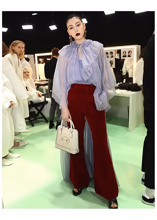 Show diễn của Gucci còn có sự tham gia của mỹ nhân Ayaka Miyoshi. Cô là một trong những mỹ nhân đáng chú ý của làng giải trí Nhật Bản.