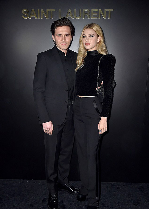 Dự cùng show với Rosé, Brooklyn Beckham và Nicola Peltz diện nguyên cây đen đồng điệu.