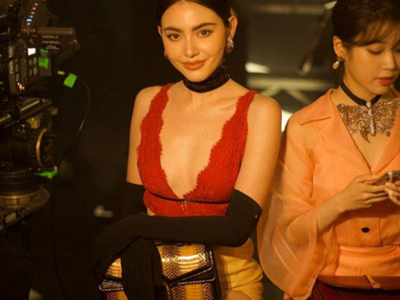 Nữ ca sĩ IU (phải) từng dự show của Gucci thuộc khuôn khổ Tuần lễ thời trang Milan 2020. Cô được ngồi hàng ghế đầu. Tại sự kiện, IU ngồi cạnh Mai Davika. Trong khi IU kín đáo thì người đẹp đến từ Thái Lan ăn vận gợi cảm.