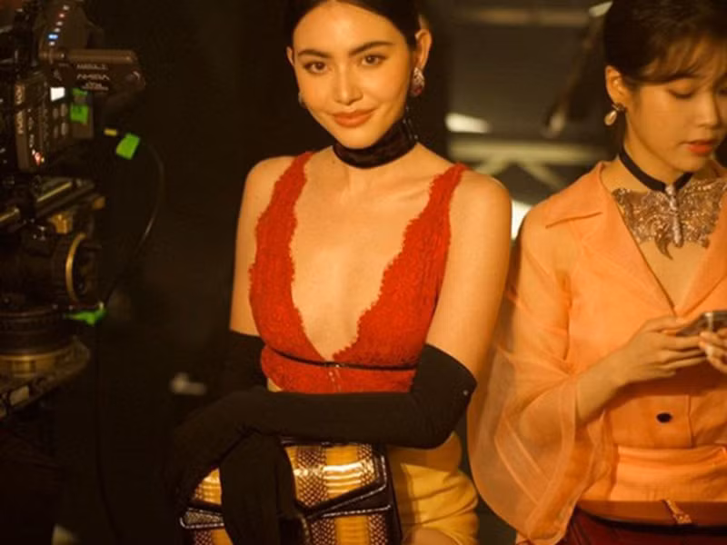 Nữ ca sĩ IU (phải) từng dự show của Gucci thuộc khuôn khổ Tuần lễ thời trang Milan 2020. Cô được ngồi hàng ghế đầu. Tại sự kiện, IU ngồi cạnh Mai Davika. Trong khi IU kín đáo thì người đẹp đến từ Thái Lan ăn vận gợi cảm.