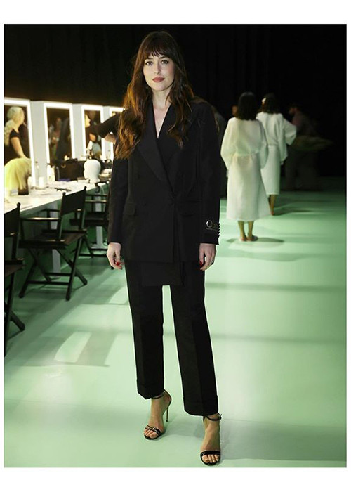 Dakota Johnson cũng có mặt tại show diễn của Gucci. Nữ diễn viên “50 sắc thái” diện vest khoác ngoài bộ bodysuit gợi cảm.