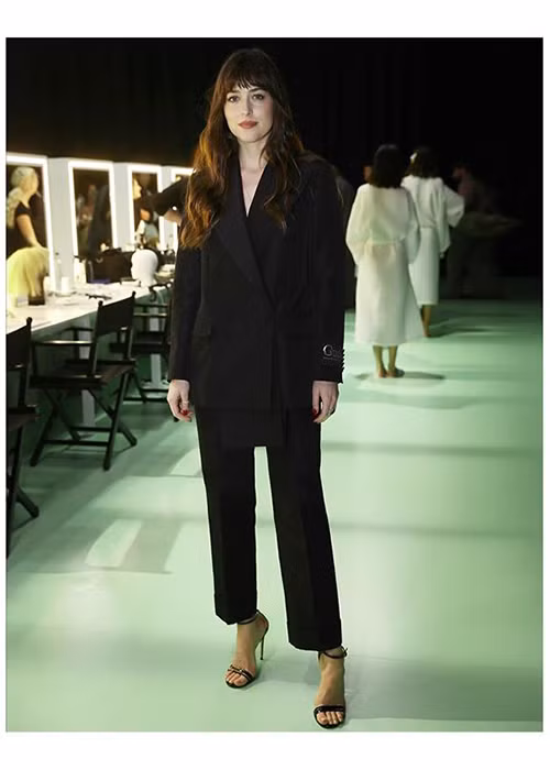 Dakota Johnson cũng có mặt tại show diễn của Gucci. Nữ diễn viên “50 sắc thái” diện vest khoác ngoài bộ bodysuit gợi cảm.