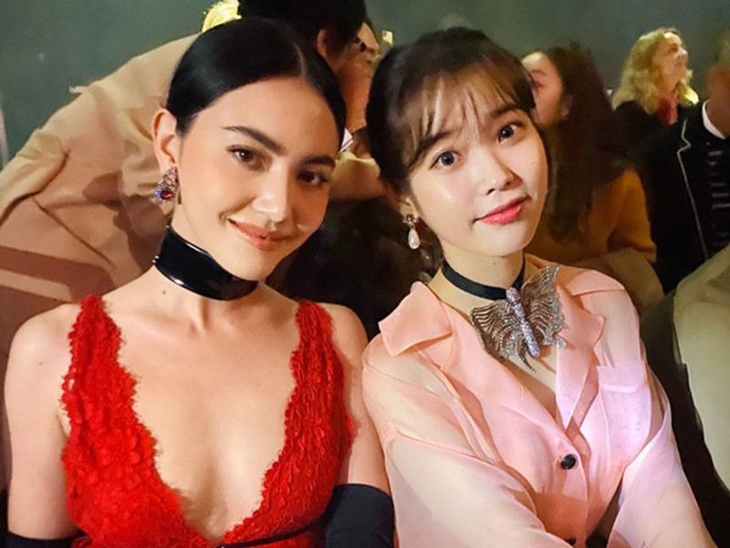 IU dự show với vai trò khách VIP, được đích thân giám đốc sáng tạo Alessandro Michele mời theo cách đặc biệt và trở thành đại sứ thương hiệu. Khi về nước, IU và Mai Davika tự giác cách ly ở nhà trong 14 ngày để theo dõi tình hình sức khỏe của mình, tránh lây nhiễm cho cộng đồng.