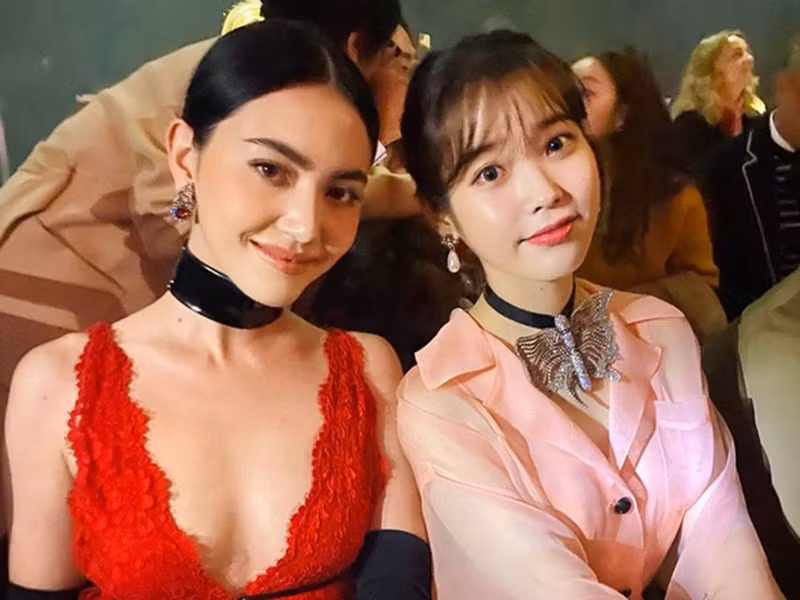 IU dự show với vai trò khách VIP, được đích thân giám đốc sáng tạo Alessandro Michele mời theo cách đặc biệt và trở thành đại sứ thương hiệu. Khi về nước, IU và Mai Davika tự giác cách ly ở nhà trong 14 ngày để theo dõi tình hình sức khỏe của mình, tránh lây nhiễm cho cộng đồng.