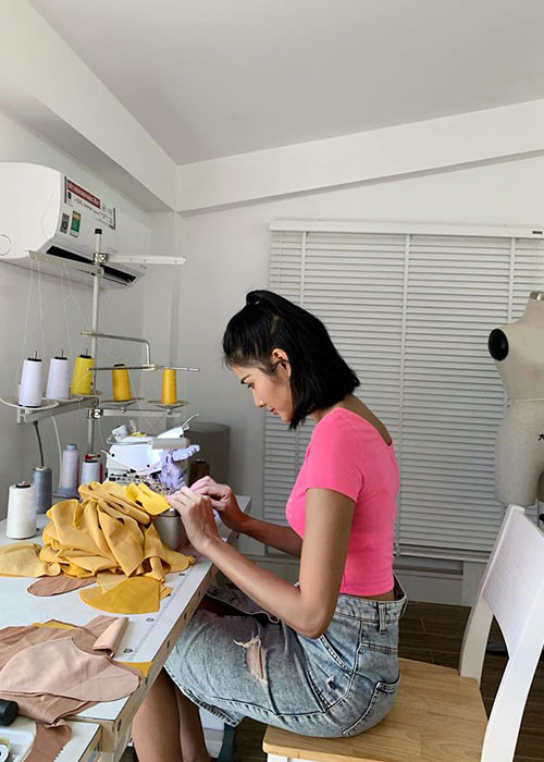 Gần đây, nàng á hậu nhận được lời khen ngợi khi tự may khẩu trang vải tặng người dân chống dịch Covid-19.