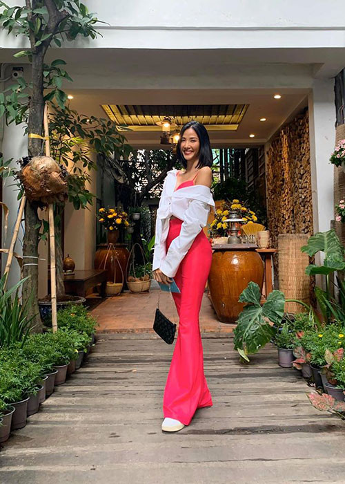 "Trong cuộc đời, bất kỳ ai cũng sẽ có kỷ niệm với 1 người bạn thương nhưng bạn không thể đến bên họ, nhờ đó, bạn có thêm thời gian để lắng nghe, hiểu bản thân và chờ đón 1 người mới phù hợp hơn. Tiếp tục sống độc thân thì cũng bình thường nhưng nếu có 1 người yêu mình, thương mình, phù hợp với mình thì cuộc sống vẫn sẽ thích hơn", Hoàng Thùy tâm sự.