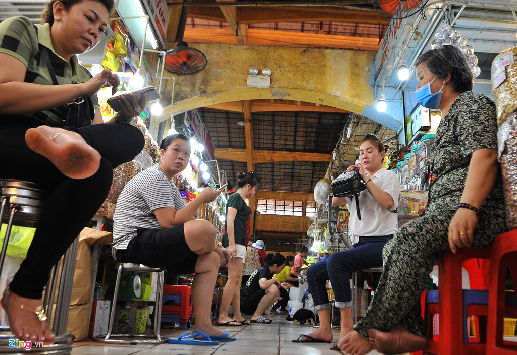 Nhiều tiểu thương cho biết khá rảnh rỗi vì ít có khách đến mua hàng hay giao dịch. Những lúc thế này, họ thường ngồi thành từng nhóm và tám chuyện cùng nhau. Đã nhiều năm buôn bán tại đây, ít khi họ phải nhàn rỗi như thế này.