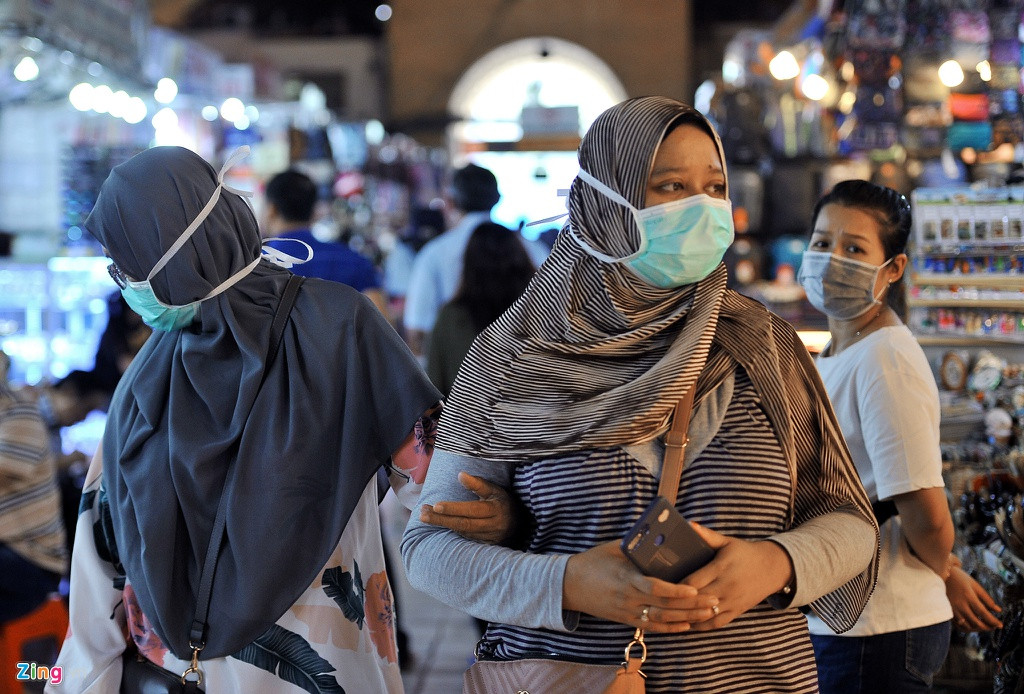 Theo ghi nhận, mỗi ngày có khá đông du khách nước ngoài, đặc biệt là khách từ Malaysia đến chợ. Tuy nhiên, họ thường tham quan mà ít mua sắm.