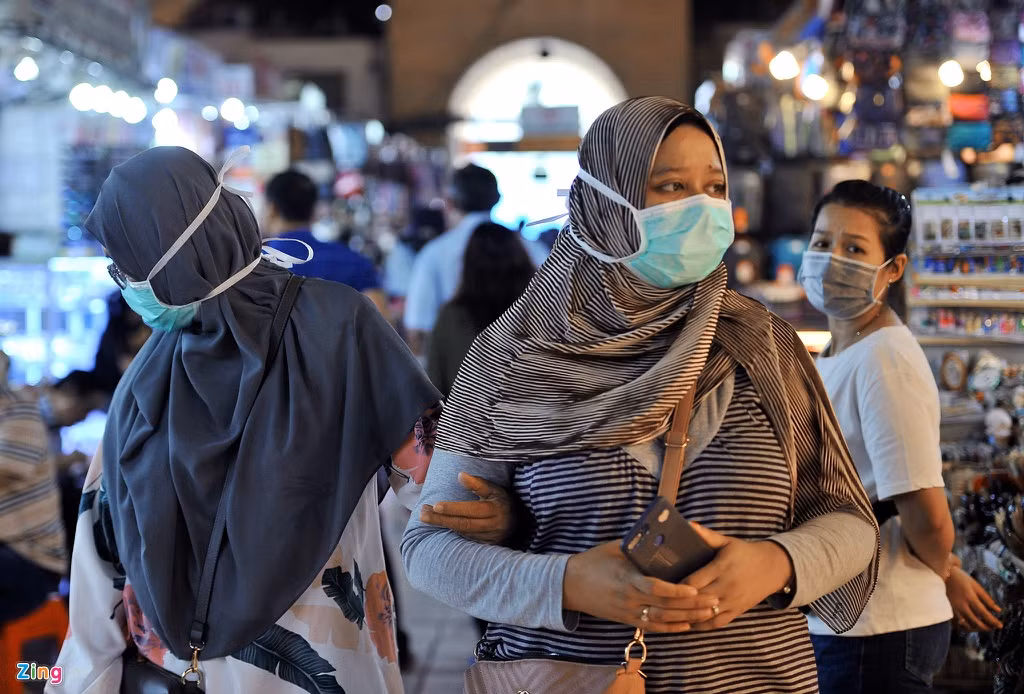 Theo ghi nhận, mỗi ngày có khá đông du khách nước ngoài, đặc biệt là khách từ Malaysia đến chợ. Tuy nhiên, họ thường tham quan mà ít mua sắm.