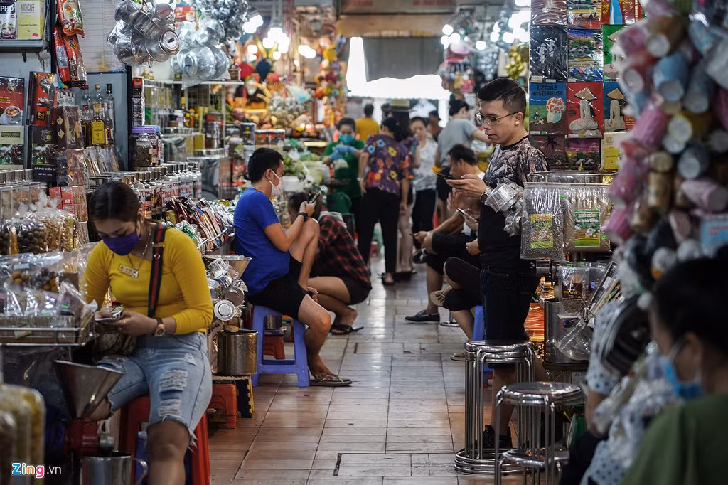Nhiều tiểu thương cho biết vẫn duy trì buôn bán dù ế ẩm. Mọi người quyết tâm bám sạp chờ Covid-19 qua hết mà không sang nhượng gian hàng của mình.