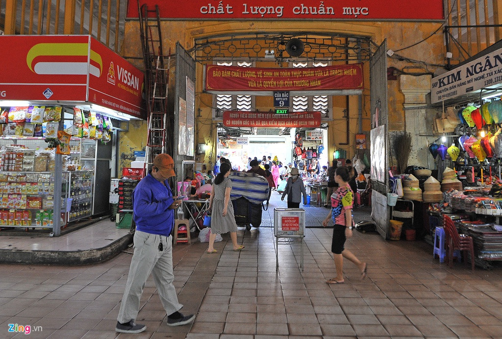 Song song đó, cũng có tiểu thương nói rằng vì điều kiện kinh tế hạn chế nên không thể bám trụ được tại đây nếu tình trạng ế ẩm cứ kéo dài. Họ nói sắp tới sẽ chủ động tìm nơi nào buôn bán được sẽ chuyển đi.