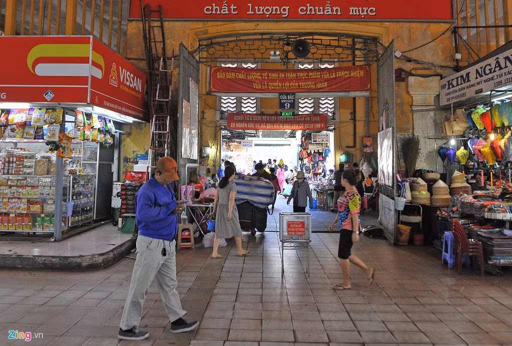 Song song đó, cũng có tiểu thương nói rằng vì điều kiện kinh tế hạn chế nên không thể bám trụ được tại đây nếu tình trạng ế ẩm cứ kéo dài. Họ nói sắp tới sẽ chủ động tìm nơi nào buôn bán được sẽ chuyển đi.