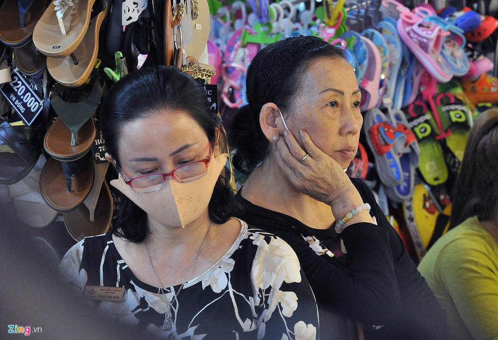 2 tiểu thương bán giày dép băn khoăn vì hoạt động mua bán ế ẩm. Họ nói rằng vì sản phẩm của họ là "hàng nằm" nên không sợ hư hỏng hoặc lỗ vốn. Tuy nhiên, cũng giống như bà Đậm, chuyện kinh doanh thế nào để đủ thu nhập chi trả tiền thuê gian hàng và chi phí sinh hoạt mỗi ngày là điều khiến 2 người lo lắng.