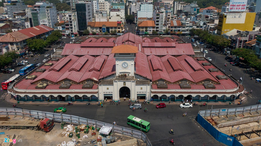 Chợ Bến Thành là khu chợ nổi tiếng tại TP.HCM, với khoảng 3.000 sạp bán hàng sỉ và lẻ đủ loại. Thông thường có khoảng chục nghìn lượt khách đến tham quan, mua sắm. Đây cũng là khu chợ lớn hình thành sớm bậc nhất của thành phố.